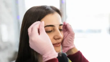 Depilación de cejas con hilo