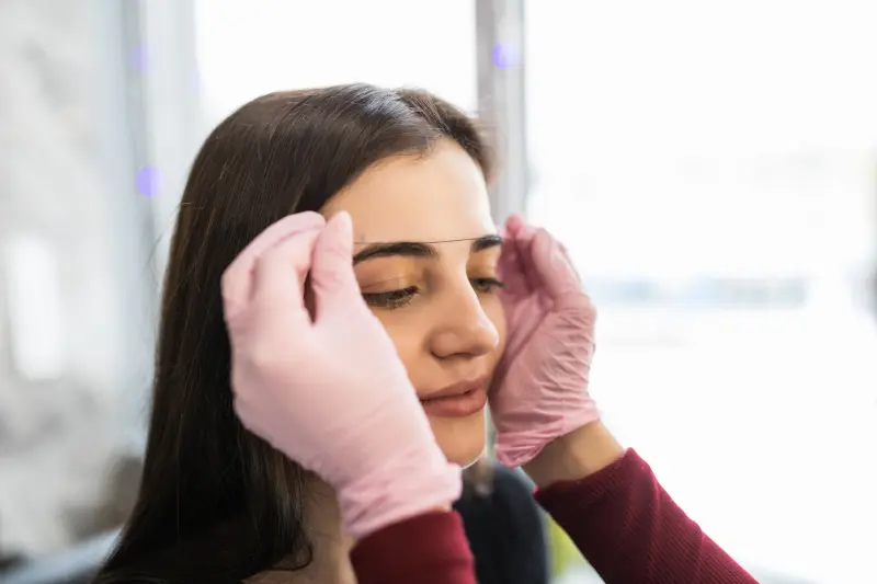 Depilación de cejas con hilo Depilación de cejas con hilo
