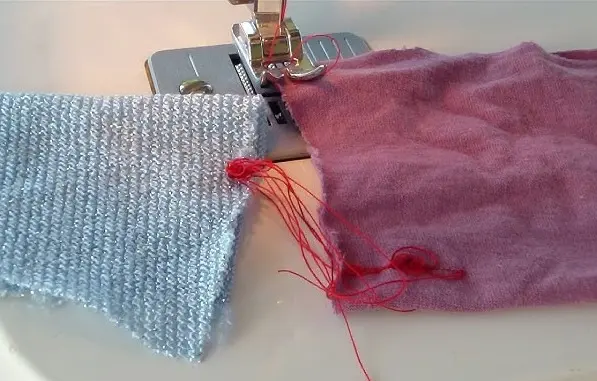 ¿Cómo se evita que el hilo se enrede durante el uso?